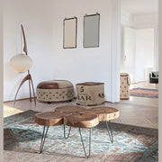 Loft stílusú nappali natúr fa bútorokkal és bőr ülőbútorokkal.