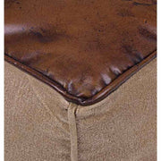 Loft stílusú, kocka formájú újrahasznosított vászonból és bőrből készült puff részletfotója.