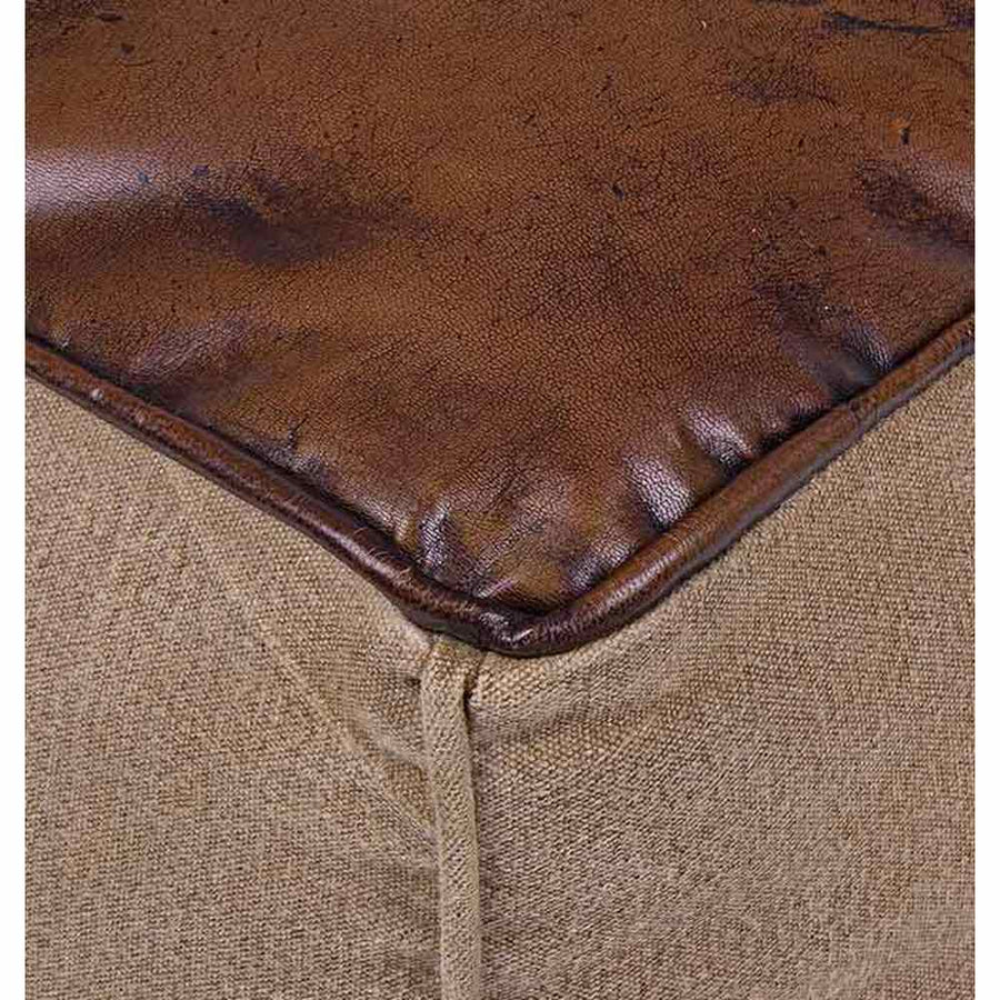 Loft stílusú, kocka formájú újrahasznosított vászonból és bőrből készült puff részletfotója.