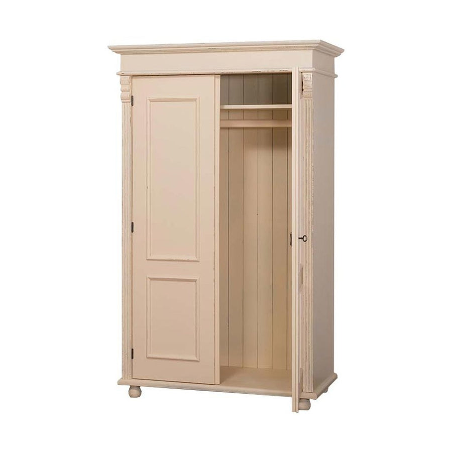 Krém színű klasszikus gardróbszekrény nyitott ajtóval és szegélydísszel.