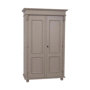 Bézs színű klasszikus gardróbszekrény két ajtóval és szegélydísszel.