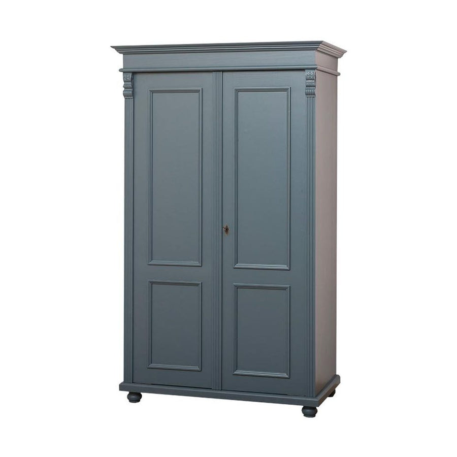 Szürkéskék színű klasszikus gardróbszekrény két ajtóval és szegélydísszel.