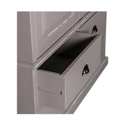 Részletfotó az antikolt szürke gardróbszekrény fiókjáról.