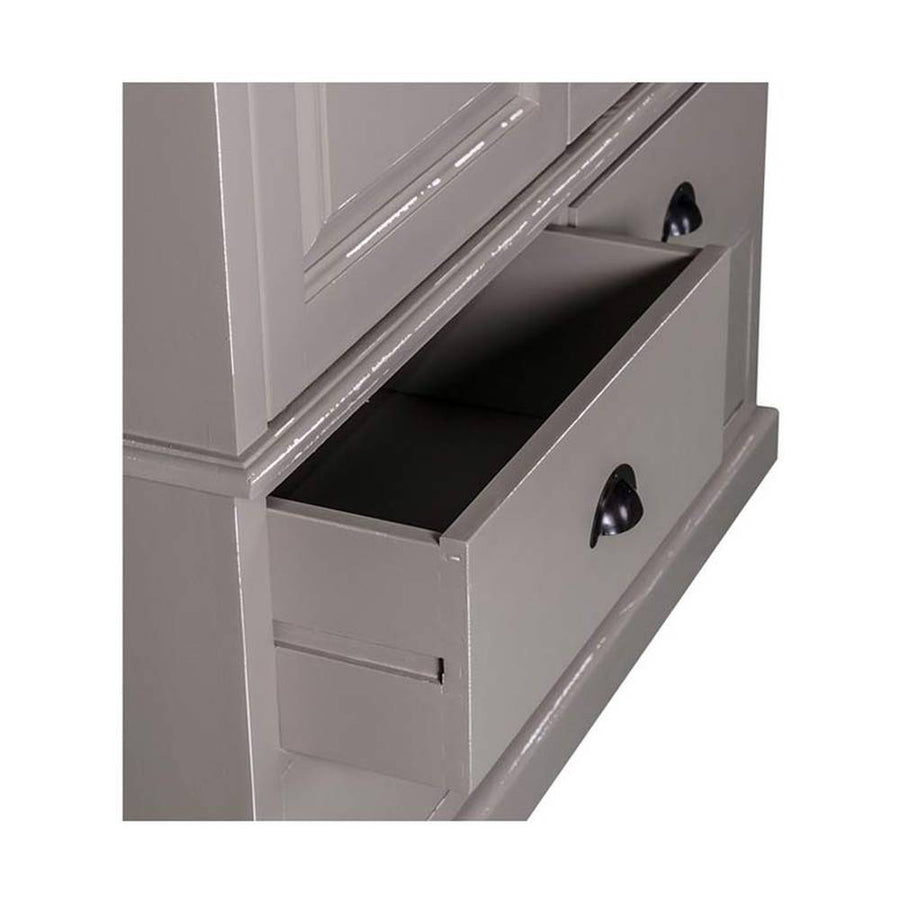 Részletfotó az antikolt szürke gardróbszekrény fiókjáról.