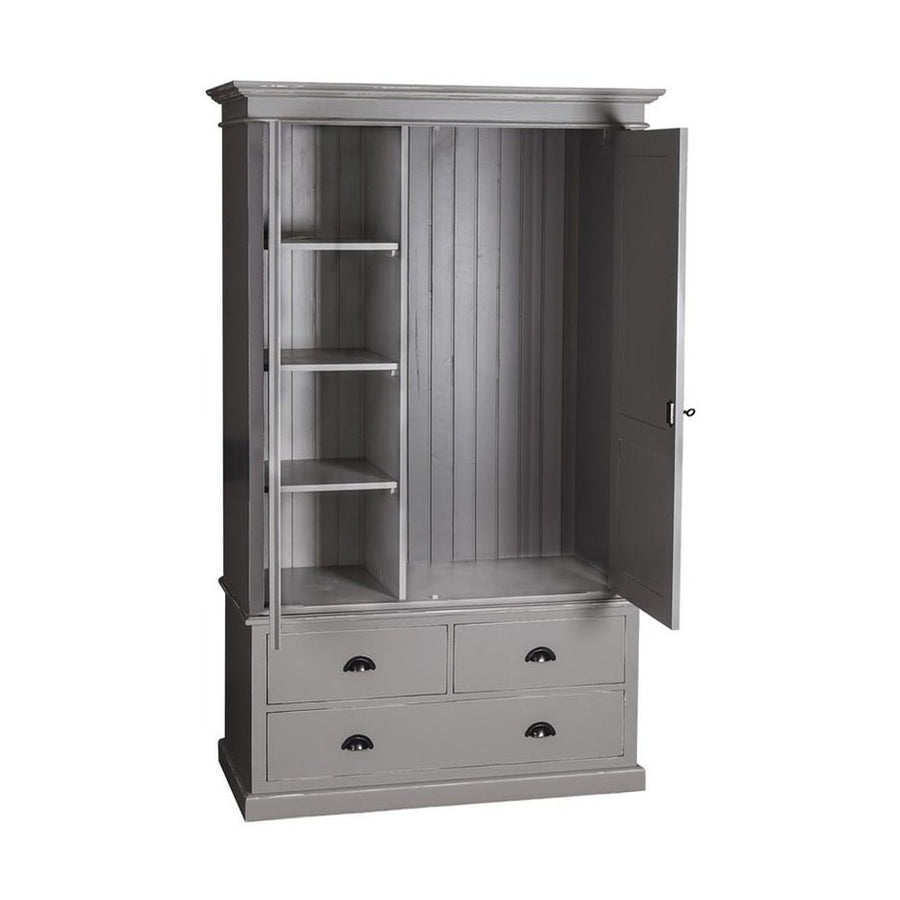 Country stílusú gardróbszekrény nyitott ajtókkal: négy polc, egy akasztós rész és három fiók látható rajta.