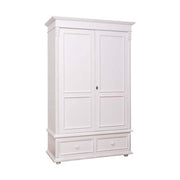 Klasszikus stílusú, fehér színű kétajtós gardróbszekrény, két fiókkal. A bútor tetején és oldalán dekoratív faragások találhatók.