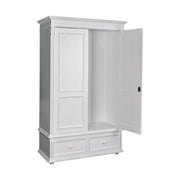 Klasszikus stílusú, natúr színű kétajtós gardróbszekrény, két fiókkal. A bútor tetején és oldalán dekoratív faragások találhatók.