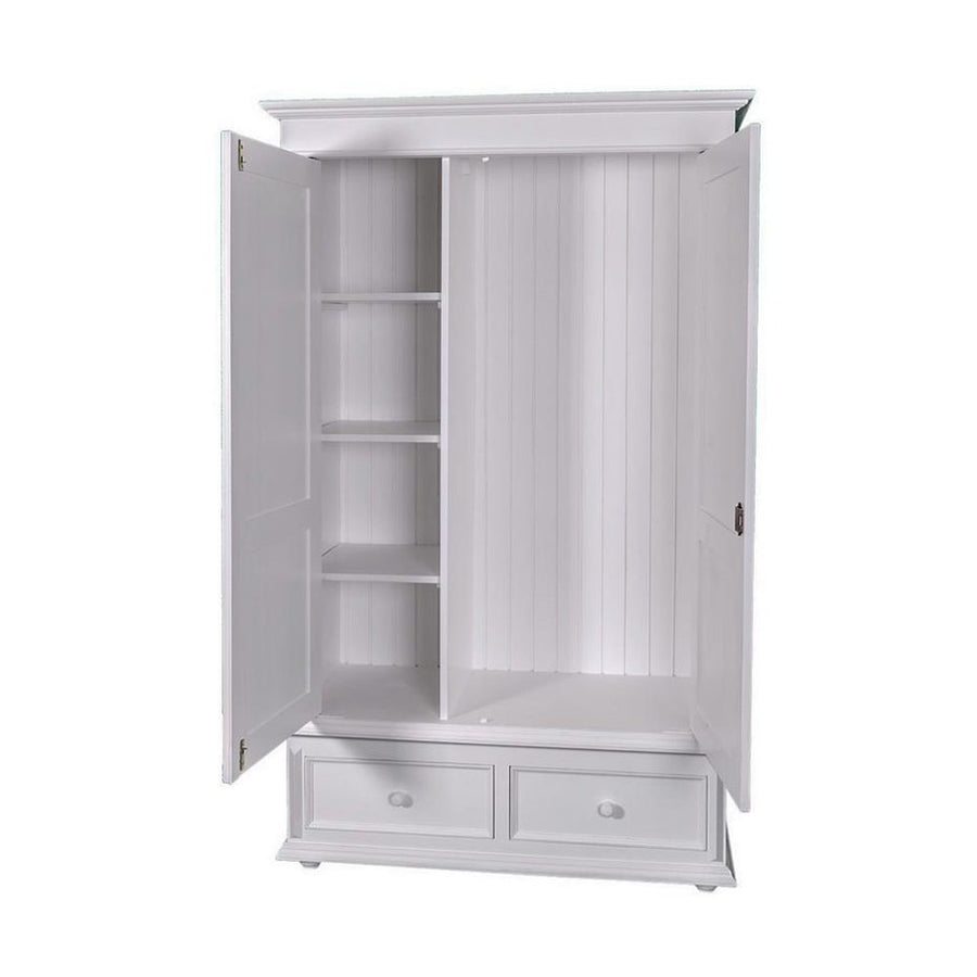 Klasszikus stílusú, natúr színű kétajtós gardróbszekrény, két fiókkal. A bútor tetején és oldalán dekoratív faragások találhatók.