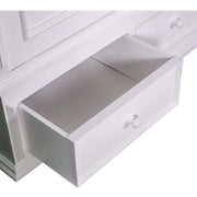 Klasszikus stílusú, natúr színű kétajtós gardróbszekrény, két fiókkal. A bútor tetején és oldalán dekoratív faragások találhatók.