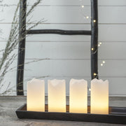 4 darabos, élethű megjelenésű, meleg fehér fényű, LED lánggal és fehér színű valódi viasztestből kialakított, időzítővel rendelkező távirányítós, LED oszlopgyertya