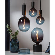 A Colourmix temrékcsalád kék izzó asztali foglalatban és függesztékekben.