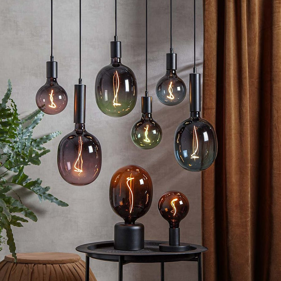 A Colourmix termékcsalád izzó asztali foglalatokban és függesztékekben. Négy színben és két méretben elérhető.