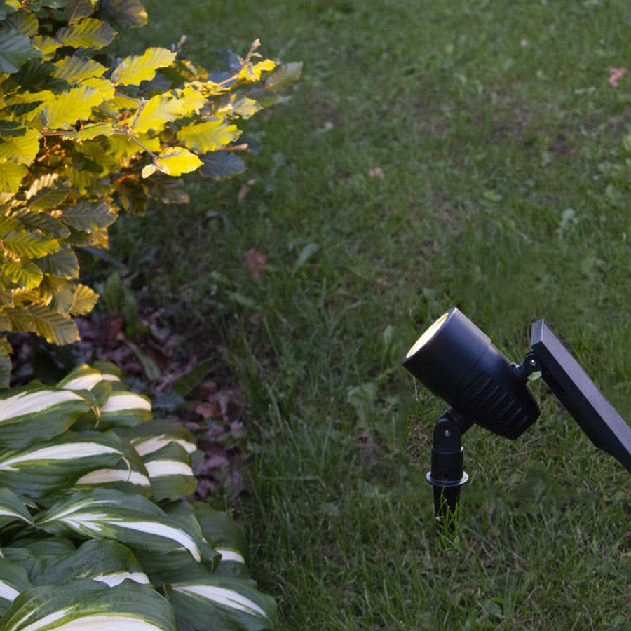 Kültéri, földbe szúrható, fekete színű, napelemes kerti lámpa.