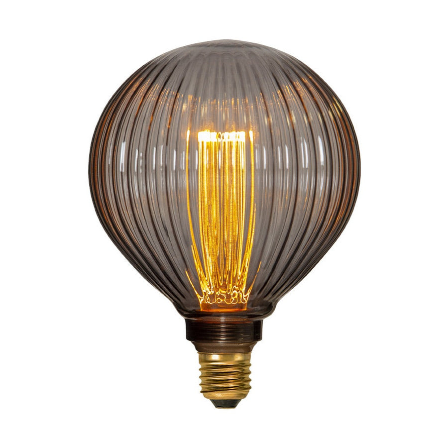 Meleg fehér fényű LED dekorációs izzó, fekete színű, barázdált üvegbúrával. Színhőmérséklete 2000 K. 