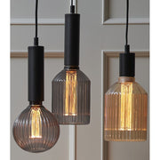 Meleg fehér fényű LED dekorációs izzó, fekete színű, barázdált üvegbúrával. Színhőmérséklete 2000 K. 