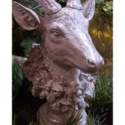 Prémium kategóriás, részletgazdagon kivitelezett glitteres karácsonyi szarvas koszorúval a nyakában fenyők között