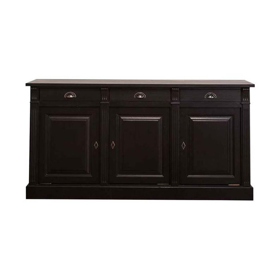 Fenyőfa tálalókomód, dekoratív, klasszicizáló faragással. A tárolásról három fiók és három ajtós tároló gondoskodik. Színe: sötétbarna