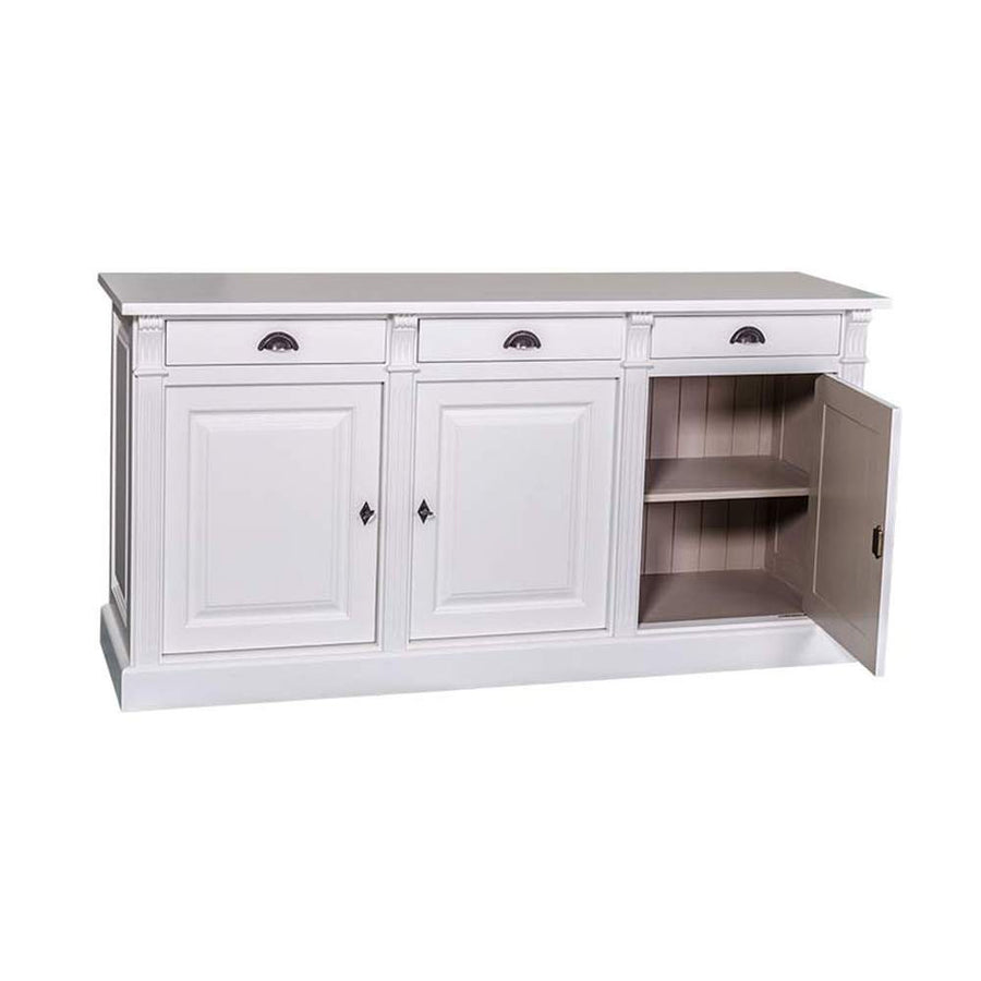 Fenyőfa tálalókomód, dekoratív, klasszicizáló faragással. A tárolásról három fiók és három ajtós tároló gondoskodik. A bútor színe fehér, belül pedig bézs.