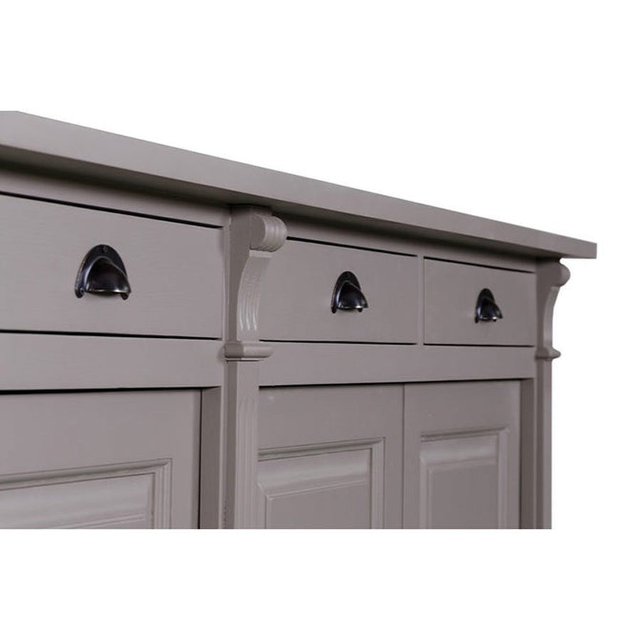 Kétosztatú country és klasszikus stílusú fenyőfa tálaló négy fiókkal, és kétszer két ajtós tárolóval. Színe: világosszürke.