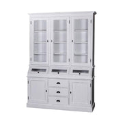 Kétrészes fenyőfa tálalószekrény. A felső részen három vitrines ajtó mögött három polc található. Alul három fók, két ajtós tároló és három vitrines rekesz gondoskodik a tárolásról. A bútor színe antikolt fehér, fekete áttörésekkel.