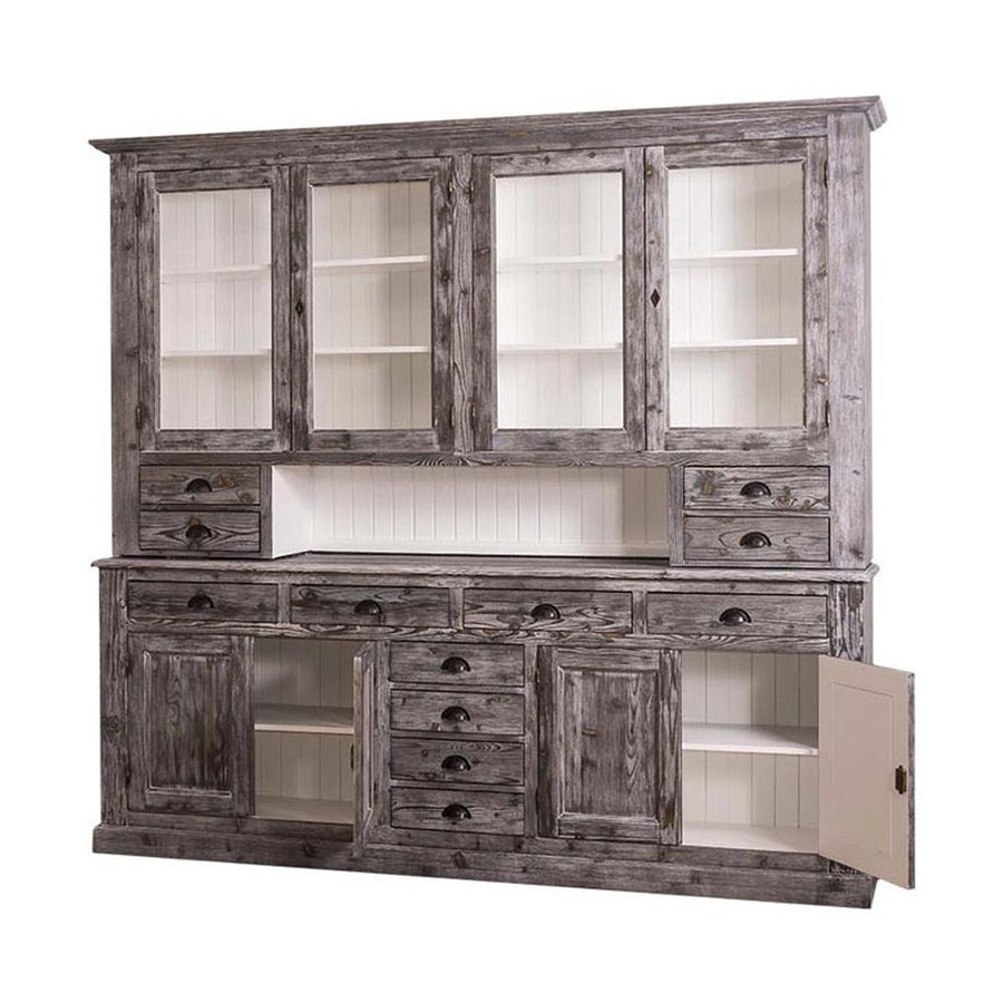 Nagyméretű, fenyőfa tálalószekrény. A tárolásról a négy darab üveges ajtó mögött található polcok, az esztétikusan elhelyezett tizenkét polc, valamint a két darab ajtós tároló mögött található tér gondoskodik. Az antikolókefével törént kezelésnek köszönhetően a bútor külső felületén gyönyörűen kirajzolódik a fa erezete, amit a szürke pác csak tovább erősít, míg a bútor belső felületeit fehérre festették.