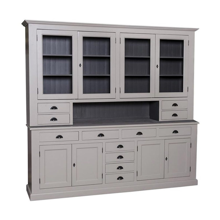 Nagyméretű, fenyőfa tálalószekrény. A tárolásról a négy darab üveges ajtó mögött található polcok, az esztétikusan elhelyezett tizenkét polc, valamint a két darab ajtós tároló mögött található tér gondoskodik. A bútor külső színe világosszürke, belül pedig sötétszürke.