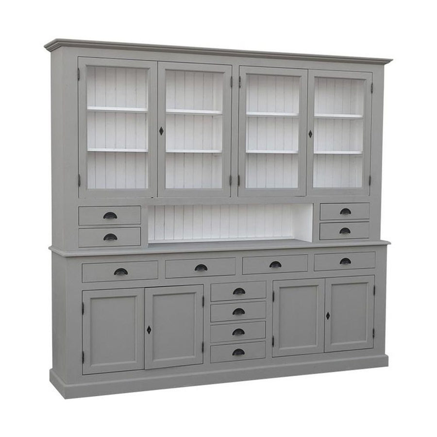 Nagyméretű, fenyőfa tálalószekrény. A tárolásról a négy darab üveges ajtó mögött található polcok, az esztétikusan elhelyezett tizenkét polc, valamint a két darab ajtós tároló mögött található tér gondoskodik. A bútor külső színe világosszürke, belül pedig fehér.