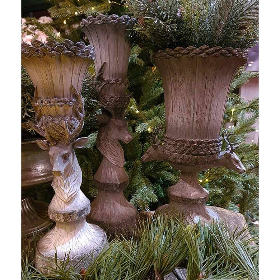 Vintage stílusú, fa hatású, 35 cm magas, szürke színű, szarvasfejes karácsonyi váza fenyőkkel és szarvasos gyertyatartókkal 