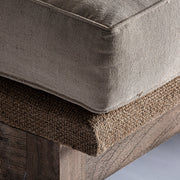 A kanapé zsákvászon és paputvászon kárpitjának részlete.