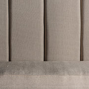 A blokkokból álló hátámla részlete.