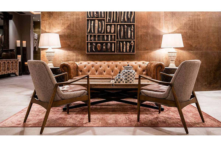 Mangófából és acélból készült, skandináv stílusú konzolasztal loft stílusú szobában.