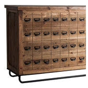 A pult külső oldalát hetvenkét fekete, fémfogantyúval díszített fiók teszi látványossá, de ezek valóban csak díszek. 