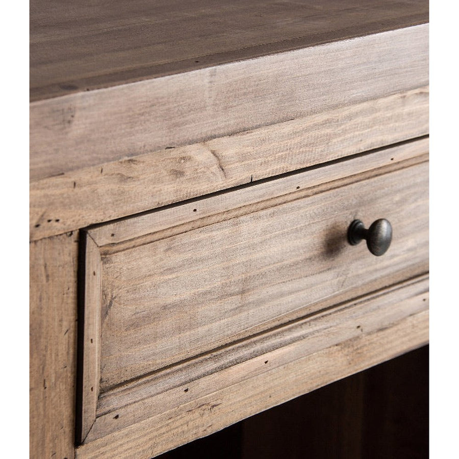 A bútor jellegzetessége a faanyag "előző életéből" átmentett történelmi lenyomat, melyet a natúr pác még jobban kiemel.