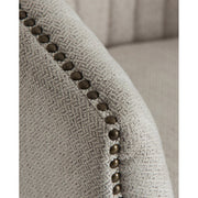 A modern stílus és a retro korszak inspirálta, jegenyefenyőből készült, szürke színű poliészter textillel kárpitozott karosszék.