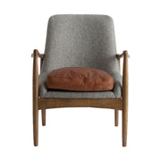 Loft stílusú, jegenyefenyőből készüt, szürke színű mintás textíliával kárpitozott fotel bőr párnával.