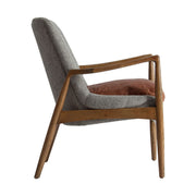 Loft stílusú, jegenyefenyőből készüt, szürke színű mintás textíliával kárpitozott fotel bőr párnával.