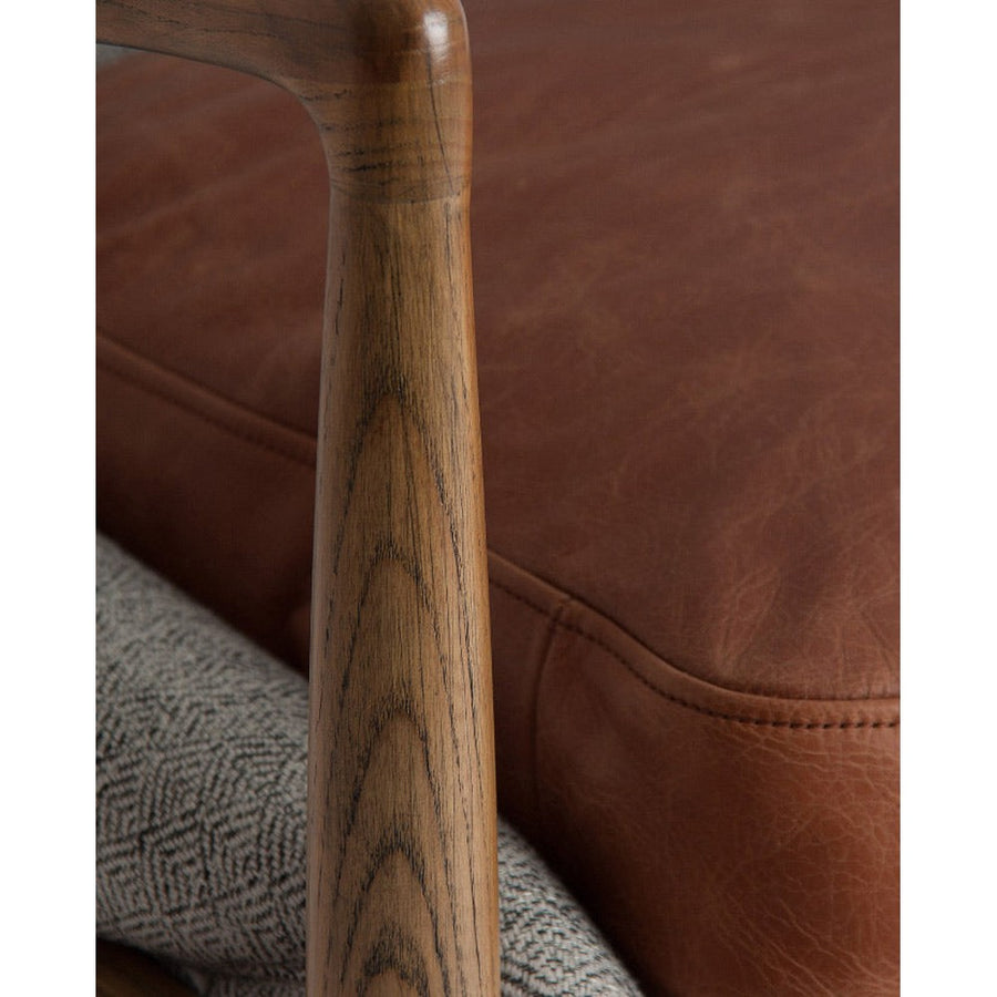 Loft stílusú, jegenyefenyőből készüt, szürke színű mintás textíliával kárpitozott fotel bőr párnával.