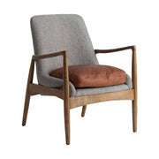 Loft stílusú, jegenyefenyőből készüt, szürke színű mintás textíliával kárpitozott fotel bőr párnával.