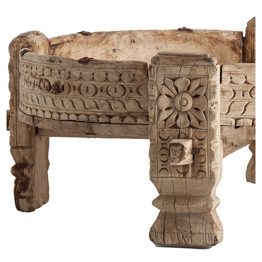 Törzsi stílusú, teakfából készült, 72 cm átmérőjű, dekoratív faragásokkal díszített kézműves dohányzóasztal