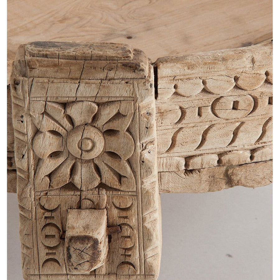 Törzsi stílusú, teakfából készült, 72 cm átmérőjű, dekoratív faragásokkal díszített kézműves dohányzóasztal