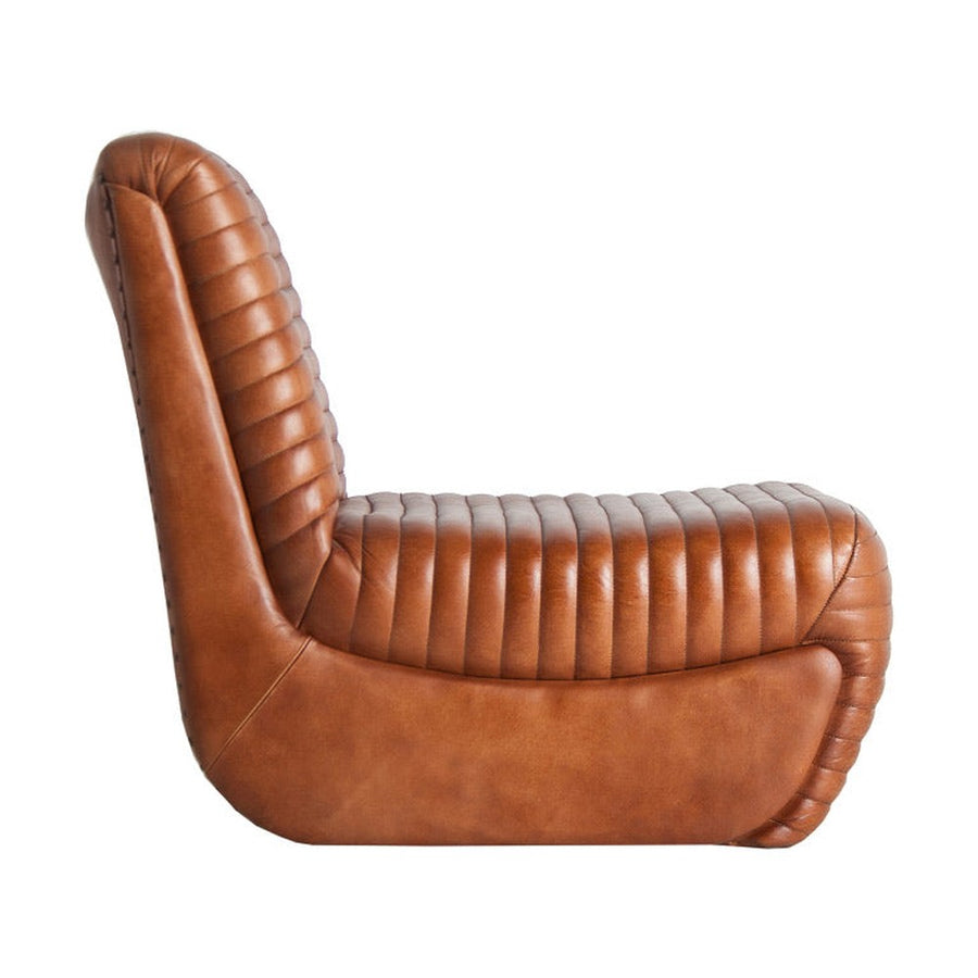 Loft stílusú, retró jegyeket magán viselő bőrfotel.