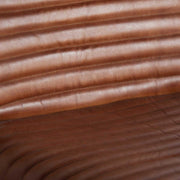 Loft stílusú, retró jegyeket magán viselő bőrfotel.