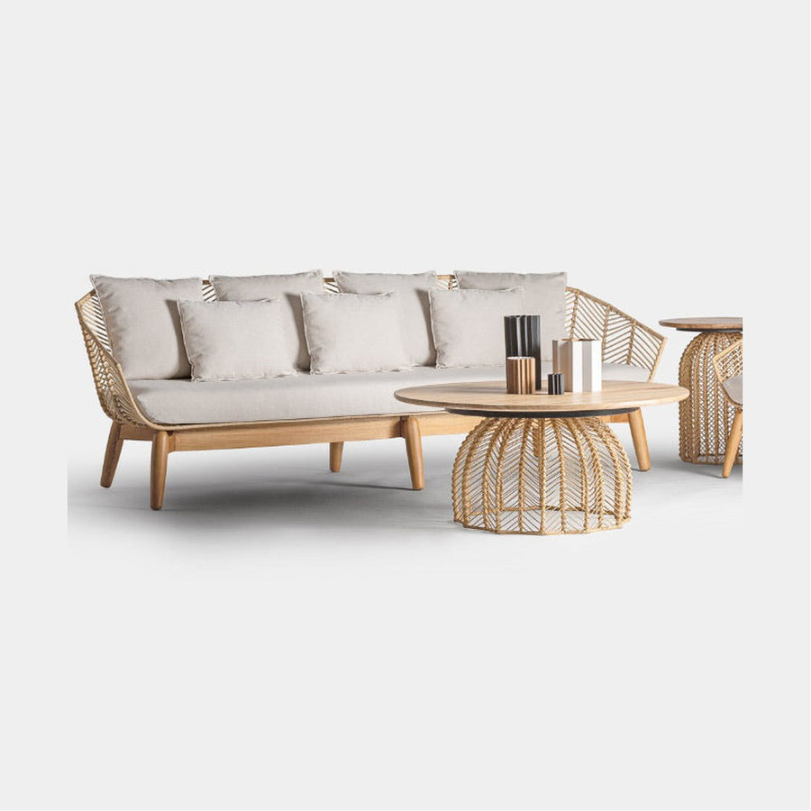 Kortárs stílusú, mahagónifából és rattanból készült, egyedi formatervezésű, kézműves dizájn kanapé ülő- és hátpárnákkal.