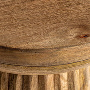 Kortárs stílusú, mangófából készült, egyedi formatervezésű lerakóasztal. Színe: natúr.