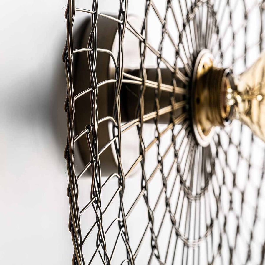 Ipari stílusú, fémdrótból készült, rézszínű falilámpa.