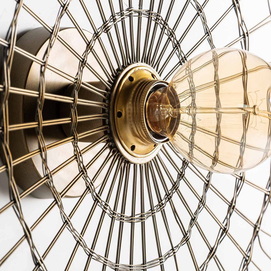 Ipari stílusú, fémdrótból készült, rézszínű falilámpa.