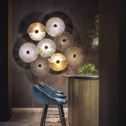 Art deco stílusú bárpult bárszékekkel, a háttérben többféle falilámpa