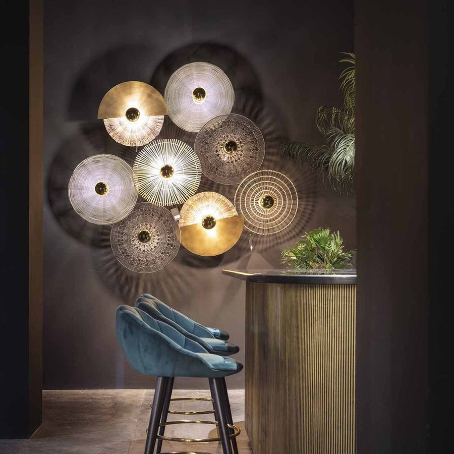 Art deco stílusú bárpult bárszékekkel, a háttérben többféle falilámpa