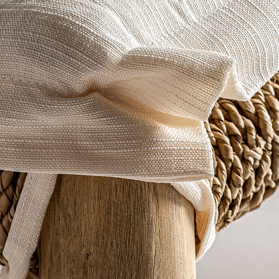 Törzsi stílusú, teakfából készült, egyedi formatervezésű, kézműves kanapé, növényi rostkötélből készült ülőfelülettel és háttámlával.