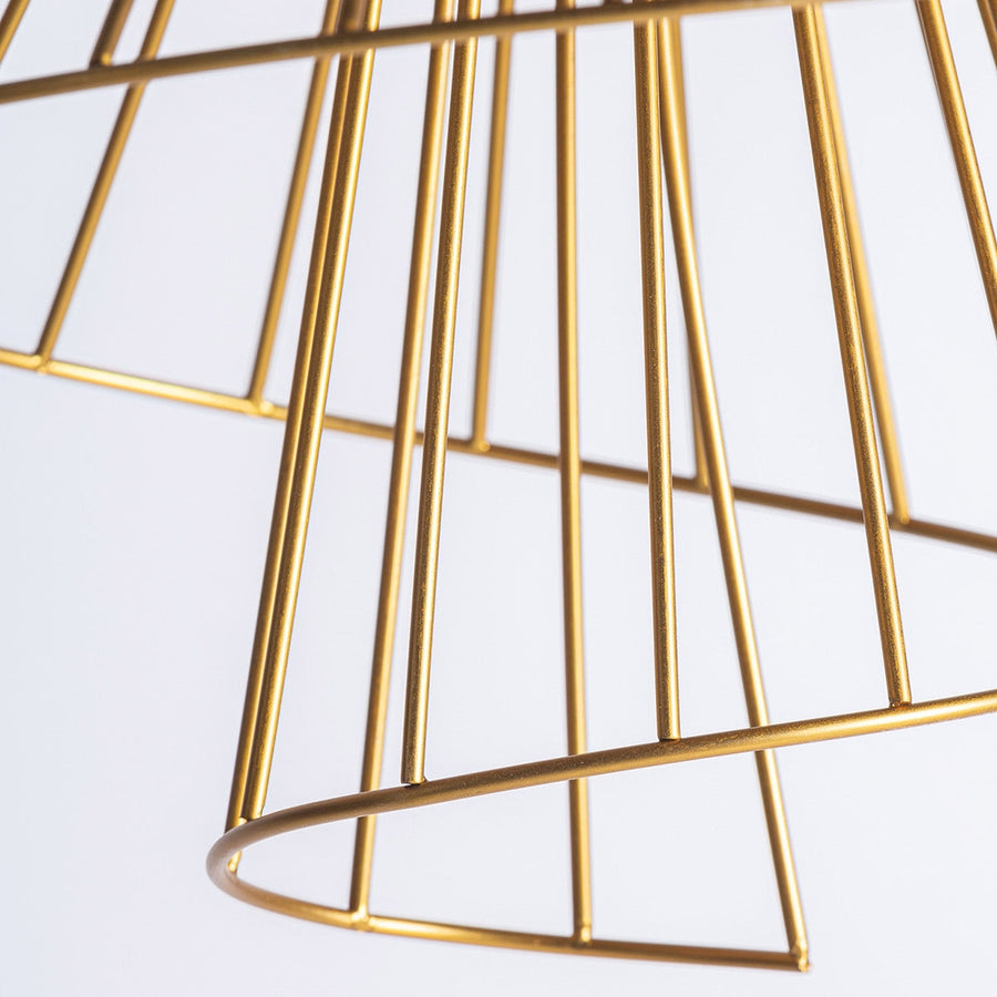 A kortárs, aranyszínű fém dekorfoglalat részlete.